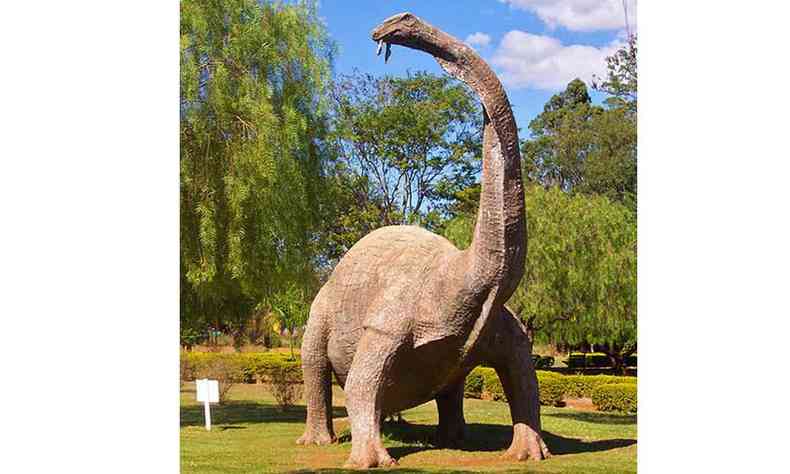 Escultura de um titanossauro no bairro rural de Peirpolis, em Uberaba