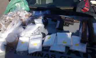 Drogas e armamento apreendidos na operao, que conta com o apoio de outras unidades e um helicptero(foto: Polcia Militar/Divulgao)