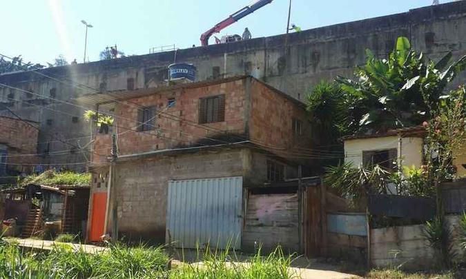 Paredão que sustenta uma encosta acima das casas, ás margens da BR-356, registrou movimentações, segundo a Defesa Civil (foto: Paulo Filgueiras/ EM/ D.A Press) Paredão que sustenta uma encosta acima das casas, ás margens da BR-356, registrou movimentações, segundo a Defesa Civil (foto: Paulo Filgueiras/ EM/ D.A Press)