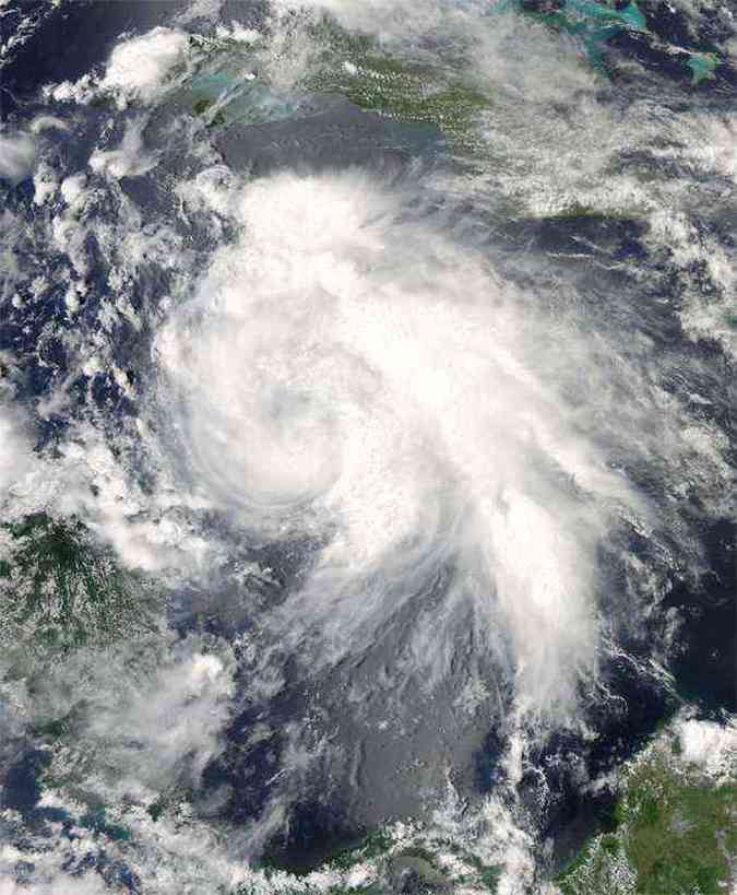 Imagem da Nasa mostra tornado no Golfo do Mxico(foto: AFP PHOTO/HANDOUT/NASA )