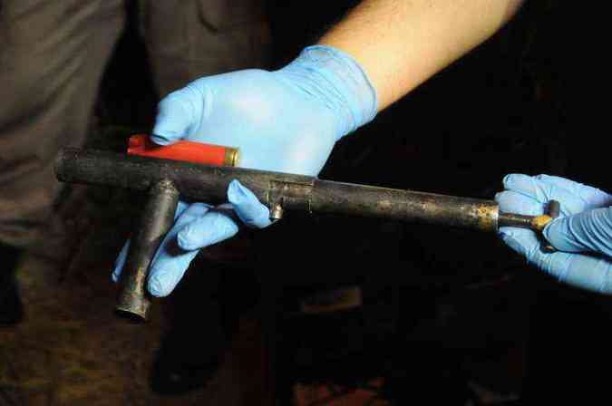Arma caseira utilizada pelos criminosos para cometer o assassinato(foto: Marcos Vieira/EM/D.A.Press)