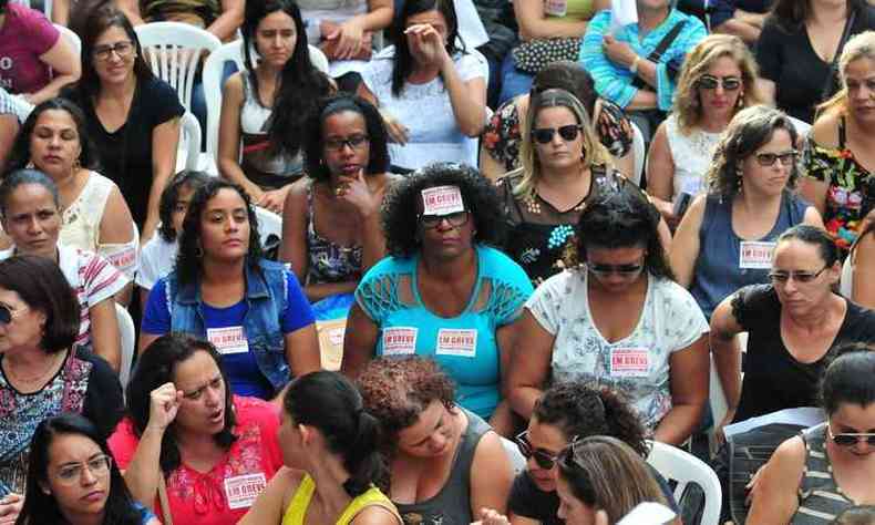 Nessa quinta-feira, professores da rede infantil se reuniram em frente  Prefeitura de Belo Horizonte e decidiram manter a paralisao(foto: Gladyston Rodrigues/EM/DA Press)