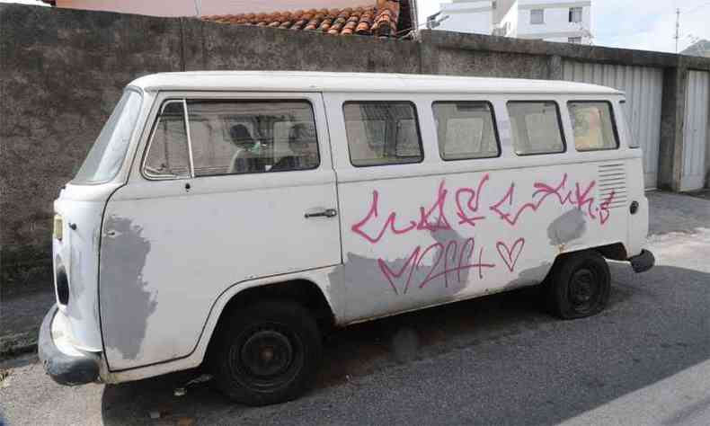 No Santa Efigncia, uma Kombi, travada, j virou alvo de vandalismo(foto: Beto Novaes/EM/DA Press e Jair Amaral)
