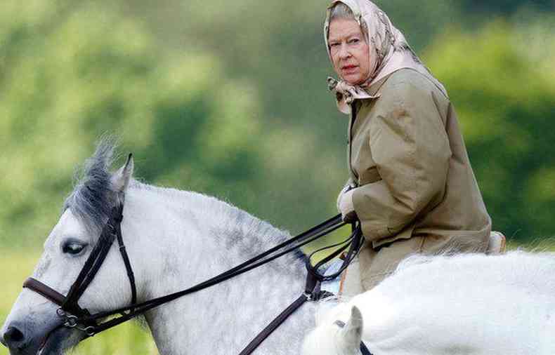 A rainha, j idosa, sobre um cavalo