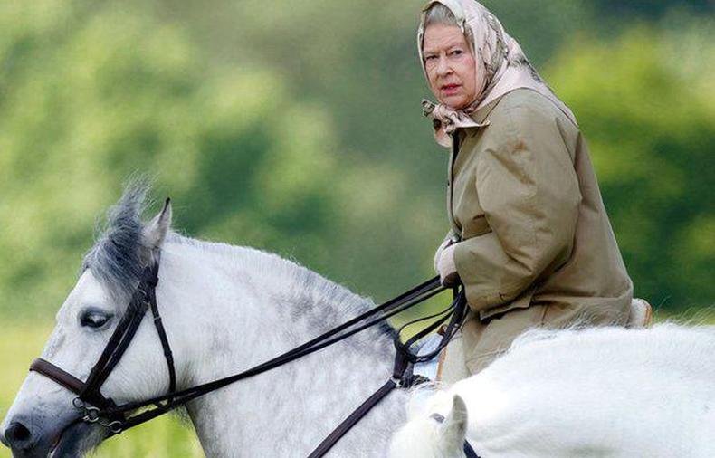 A rainha continuou andando a cavalo depois dos 90 anos(foto: Getty Images) A rainha, já idosa, sobre um cavalo