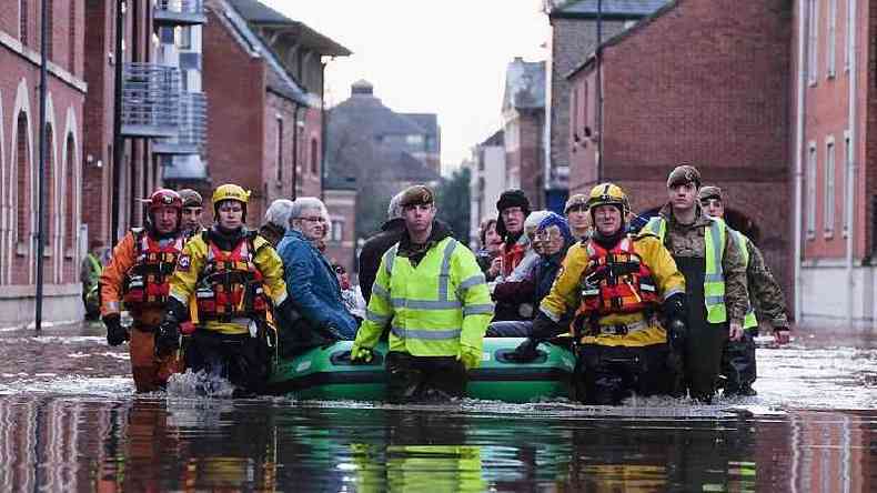 Soldados e equipes de resgate auxiliam na evacuao de pessoas afetadas pelas enchentes na cidade de York, Inglaterra