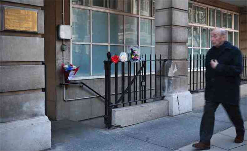 Populares depositaram flores na porta do alojamento onde a enfermeira morava(foto: AFP PHOTO / CARL COURT )