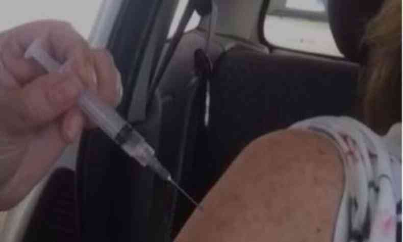 Momento em que a idosa estava sendo vacinada (foto: Reproduo/redes sociais)