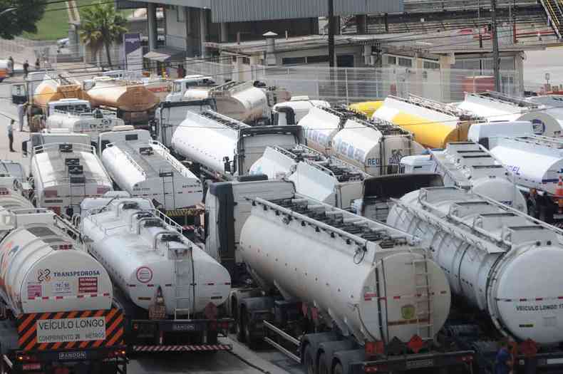 Caminhões-tanque diante de distribuidora de combustíveis