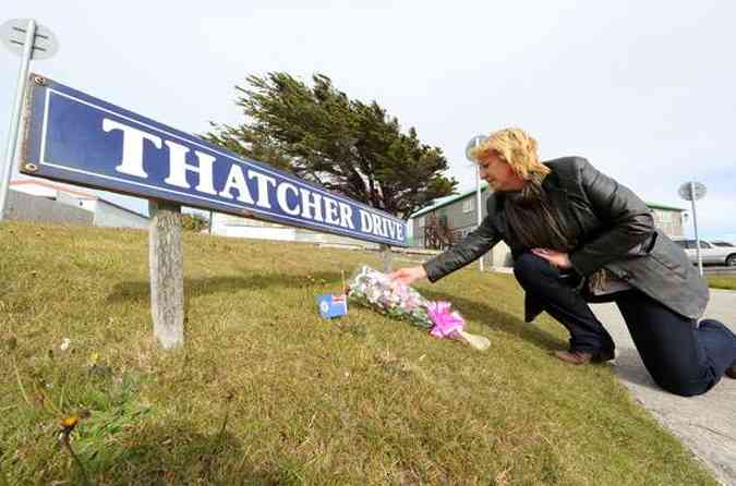 Moradores das Ilhas Malvinas (ou Falkland, para os britnicos), prestaram homenagens  Dama de Ferro(foto: TONY CHATER / AFP)