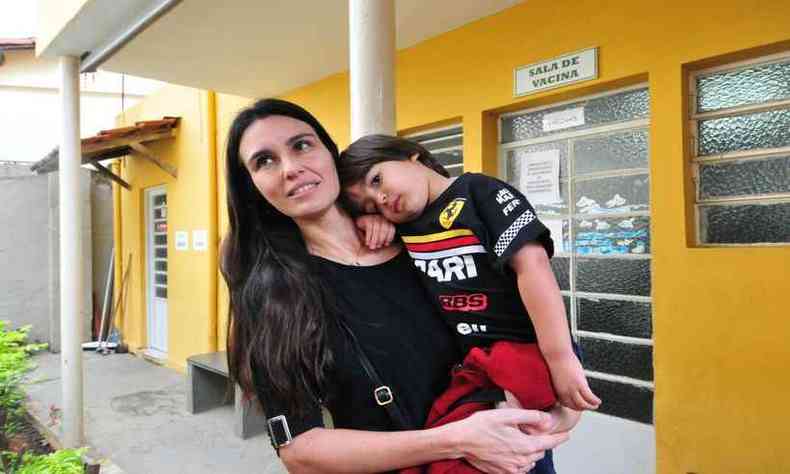 Liliam Ines Neves Cabral e o filho Caio. Vacinao no Centro de Sade Nossa Senhora de Ftima, no bairro Serra(foto: Gladyston Rodrigues/EM/D.A Press)