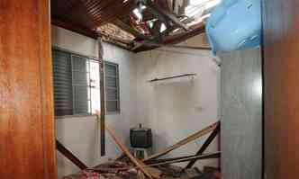 Um quarto de uma casa vizinha foi atingido e o imvel precisou ser interditado(foto: Paulo Filgueiras/EM/DA Press)