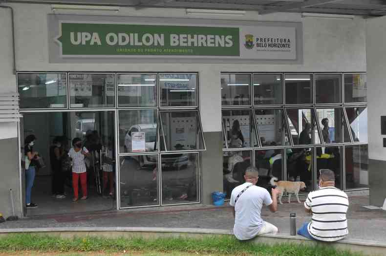 Entrada da UPA Odilon Behrens, com pessoando aguardando atendimento.