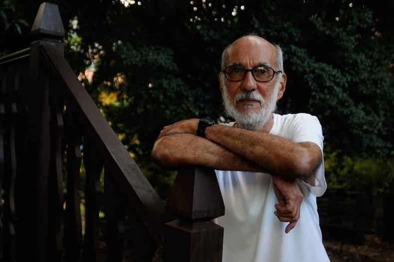 O poeta, escritor, editor, publicitrio e inquietssimo Sebastio Nunes no quintal de sua casa, em Sabar (foto: Tlio Santos/EM/D.A Press)