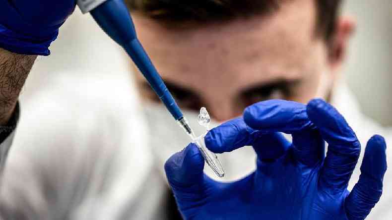 O esforo mundial para testar e sequenciar amostras do vrus da covid-19 est ajudando a revelar novas variantes  medida que surgem(foto: Jeff Pachoud/Getty Images)