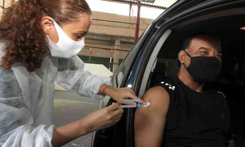 O ex-jogador de futebol Marco Antnio tambm recebeu a segunda dose da vacina nesta tera (18/5)(foto: Jair Amaral/EM/D.A Press)