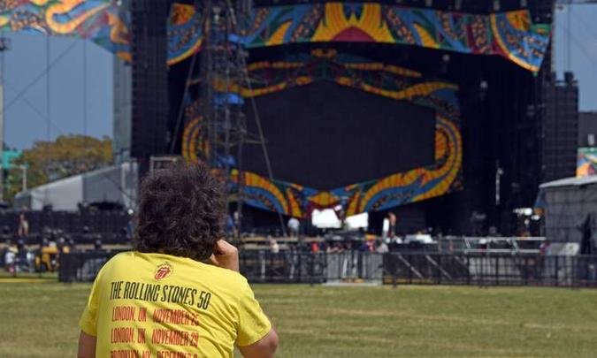 Fã aguarda show em Havana que promete ser o maior espetáculo visto em Cuba(foto: AFP PHOTO / Rodrigo ARANGUA ) Fã aguarda show em Havana que promete ser o maior espetáculo visto em Cuba(foto: AFP PHOTO / Rodrigo ARANGUA )