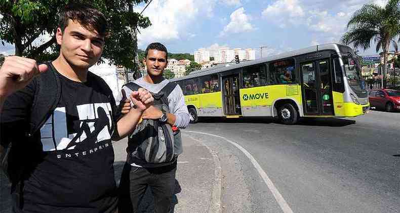 William Ribeiro Frias (D), de 21, ao lado do amigo Daniel Zeringota Ferreira (E), de 19, moradores de Venda Nova(foto: Beto Novaes/Em/D.A press )