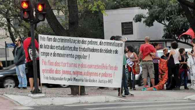Manifestantes levaram faixas e cartazes durante o protesto(foto: Marcos Michellin/EM/D.A.PRess)