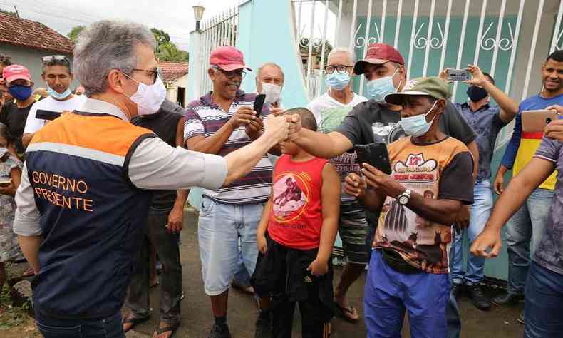 O governador Romeu Zema conversa com vítimas da chuva em Águas Formosas