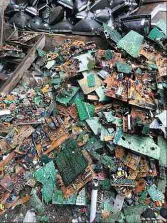 Descarte dos eletrnicos  uma grande preocupao mundial: material  rico em produtos valiosos e, quando descartados de maneira incorreta, seu impacto ambiental  grande(foto: Beto Novaes/EM/D.A Press - 6/11/13)