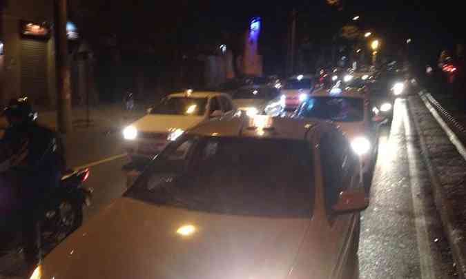 Cerca de 50 taxistas fizeram buzinao pelas ruas de Belo Horizonte na noite desta quinta-feira(foto: Luiz Fernando Motta/EM)