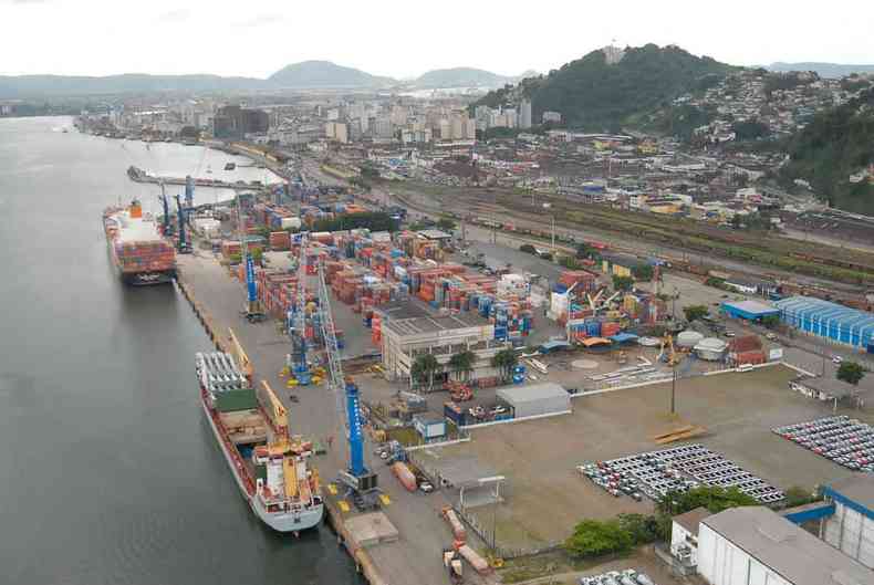 Navios atracados no Porto de Santos