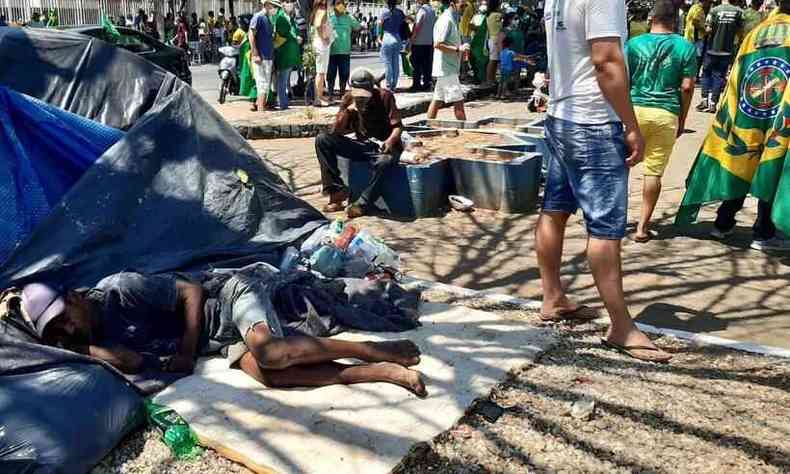 ''Invisvel'': um homem tambm em situao de rua dormia alheio ao barulho causado pelos manifestantes