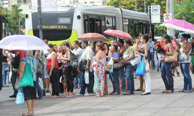 Com a redução na circulação dos ônibus, as filas podem ser comuns nos pontos de embarque de passageiros em BH (foto: Beto Novaes/ EM/ D.A Press) Com a redução na circulação dos ônibus, as filas podem ser comuns nos pontos de embarque de passageiros em BH (foto: Beto Novaes/ EM/ D.A Press)