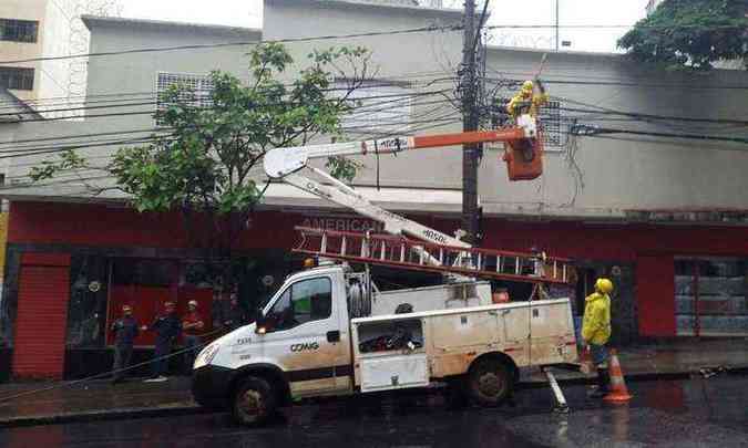 Funcionrios da Cemig trabalham na rede eltrica para poderem retirar a rvore(foto: Marcos Vieira/EM/D.A Press)