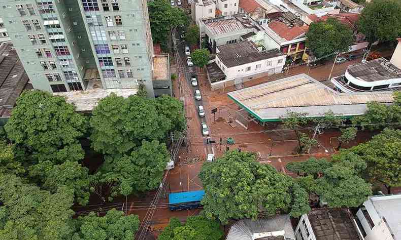 Cruzamento da Avenida Prudente de Morais com a Rua Joaquim Murtinho, aps o temporal de janeiro em BH