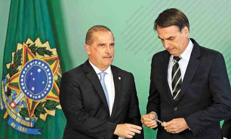 Bolsonaro e Lorenzoni em solenidade no Planalto em janeiro do ano passado: de homem forte a ministro enfraquecido (foto: MARCELO CAMARGO/EM/D.A. PRESS)