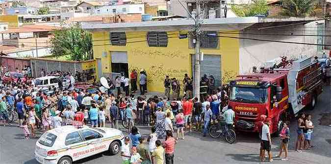 Centenas de curiosos foram para a frente da fbrica depois da exploso(foto: Gladyston Rodrigues/EM/D.A.Press)