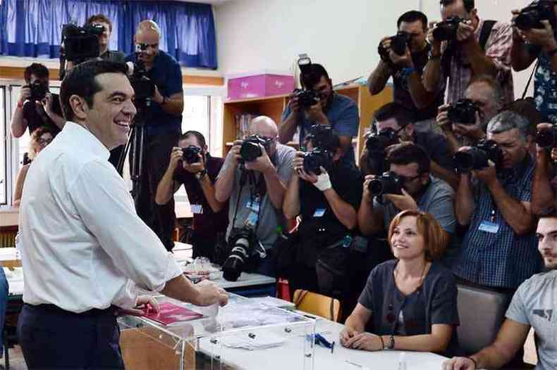 Alexis Tsipras, lder do partido de esquerda Syriza, coloca o voto na urna (foto: AFP PHOTO/ LOUISA GOULIAMAKI )