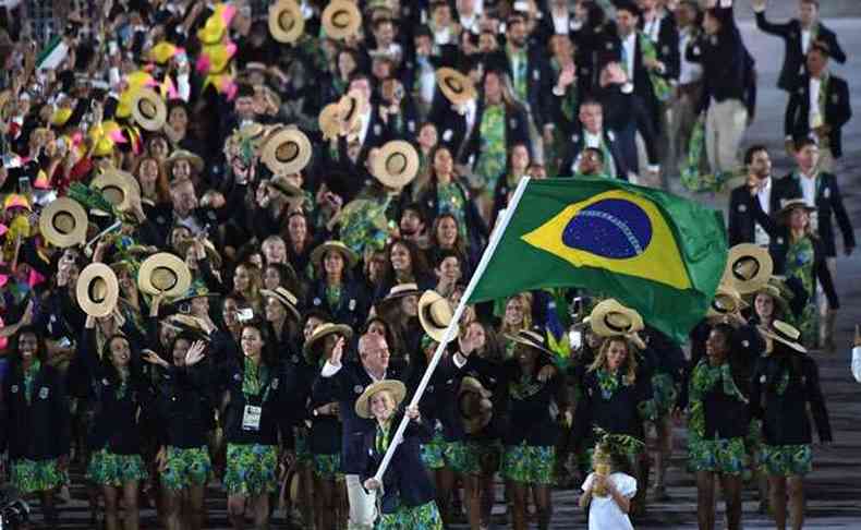 Delegao brasileira na cerimnia de 2016; em Tquio, o Brasil ter dois porta-bandeiras(foto: AFP)