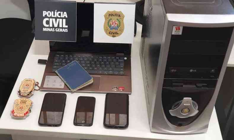 Computadores, trs celulares, pen drive e o passaporte do suspeito apreendidos pela polcia