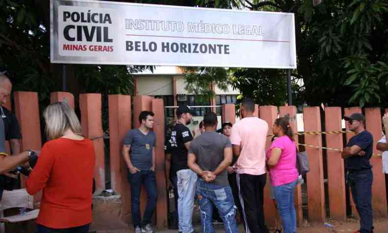 Movimentao foi intensa durante toda segunda-feira na porta do IML de BH(foto: Edesio Ferreira/EM/D.A Press)