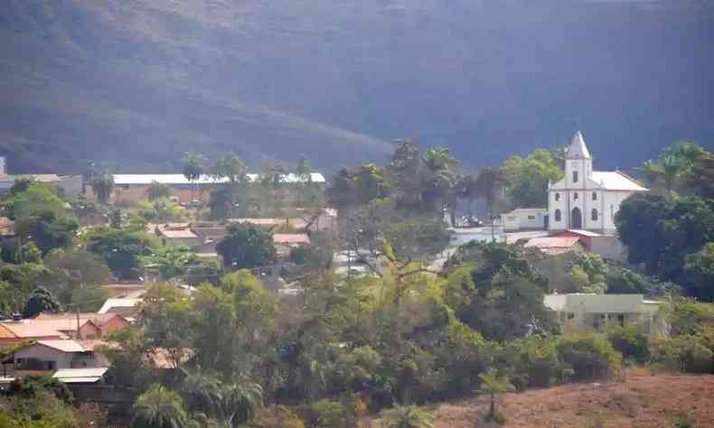 Vista da cidade de Serra da Saudade, no meio das montanhas