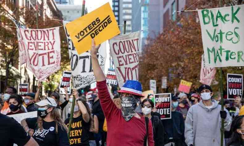 'Contem todos os votos!', gritavam os apoiadores do democrata Joe Biden, em clima festivo(foto: Chris McGrath/Getty Images/AFP)