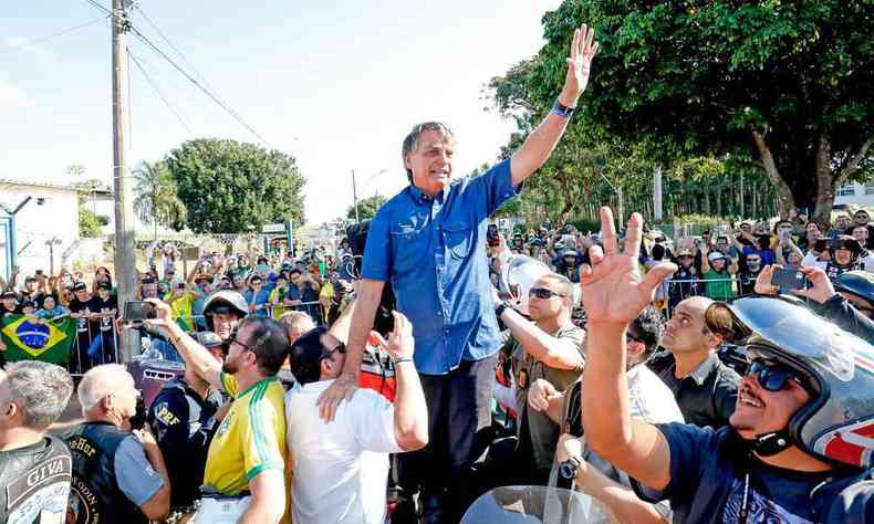 Bolsonaro acena a apoiadores Uberaba