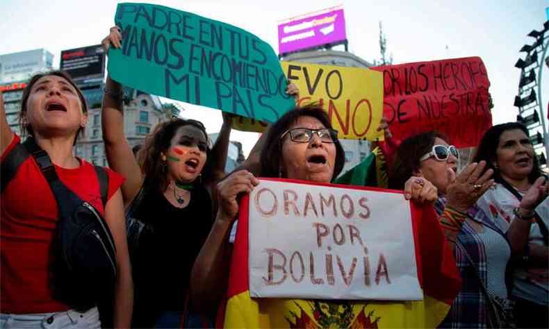 Grupo comemora a renncia do presidente boliviano Evo Morales, em Buenos Aires, nesse domingo (foto: Notcias Argentinas/Divulgao/AFP )