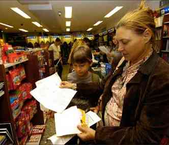 Maria Helena de Moura, com o filho Alexandre: compras no atacado(foto: Renato Weil/EM/D.A Press )