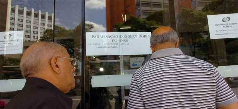 Posto do INSS na Avenida Afonso Pena, Centro de Belo Horizonte. Paralisa��o j� dura 50 dias (foto: Jair Amaral/EM/D.A PRESS )