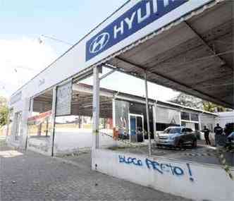 Em autorizada da Hyundai, destruio foi to grande que restaram apenas as estruturas metlicas(foto: Beto Magalhes/Em/D.a Press )