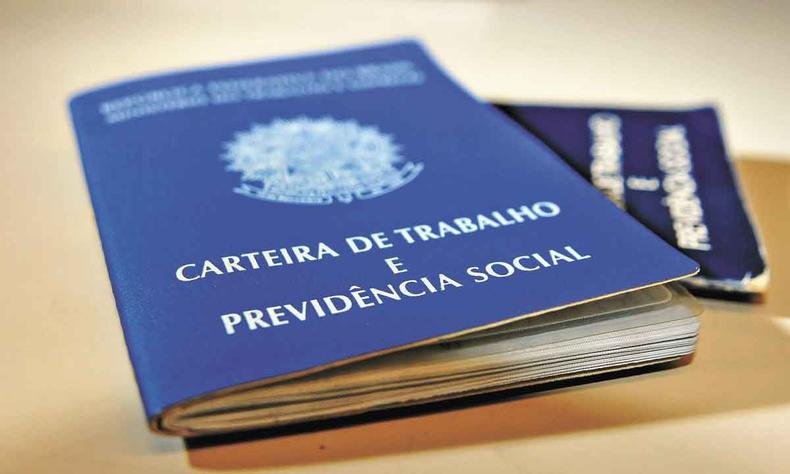 São Paulo (65 mil postos criados), Minas Gerais (27 mil) e Paraná (24 mil) foram os estados com maior criação de vagas de trabalho(foto: Gladyston Rodrigues/EM/D.A Press) Carteira de trabalho