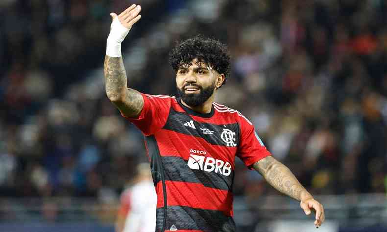 Gabigol, atacante do Flamengo, gesticula em campo