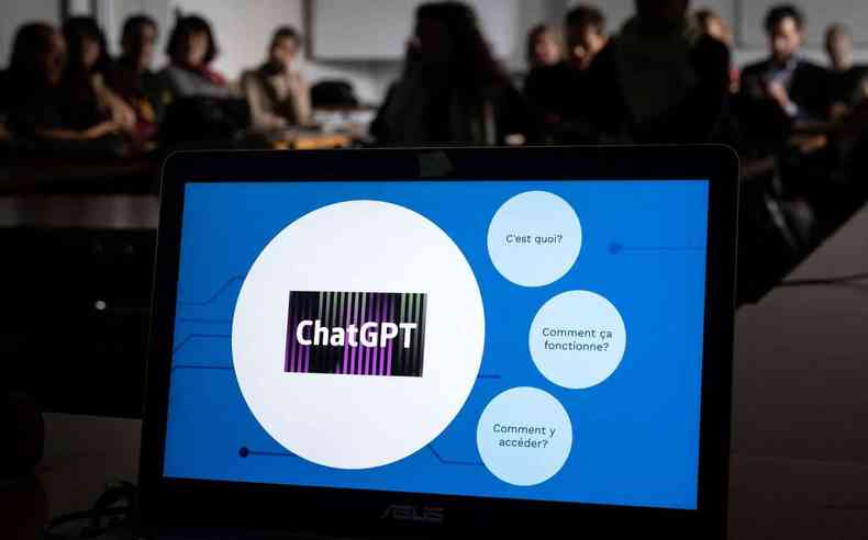 Computador com a logo do ChatGPT