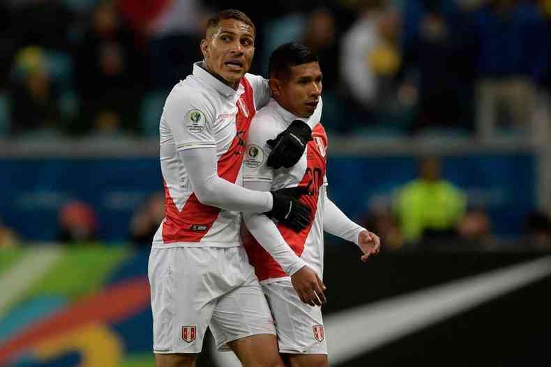 Guerrero, maior artilheiro do torneio em atividade, fez o terceiro gol. Edison Flores abriu o placar nos 3 a 0 sobre os chilenos(foto: Juan MABROMATA/AFP)
