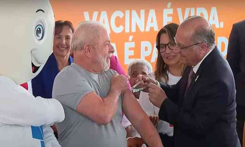 Alckmin vacina Lula com dose de reforo bivalente contra Covid-19