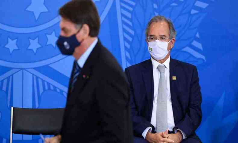 Na foto ao lado de Bolsonaro, o ministro da Economia, Paulo Guedes, criticou a China, maior fornecedor de insumos para vacinas ao Brasil(foto: Evaristo S/AFP - 29/3/21)